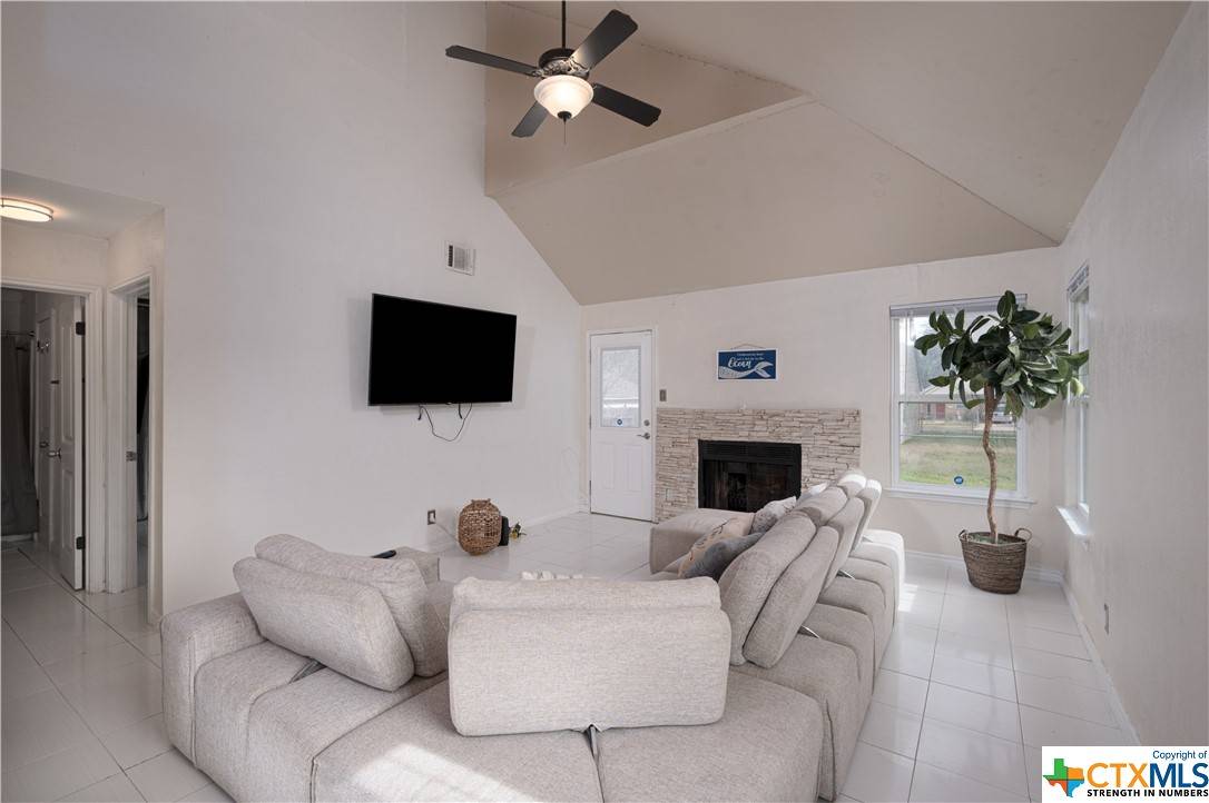 SimplySoldTexas's tweet photo. Take a look at 2710 Copperhead in Killeen.  Home comes fully furnished and everything you see pictured will be included with the home!!  Furniture, Beds, TVs, tables, and more!

https://t.co/OY9rcmhr7X https://t.co/qso8xNpDfk