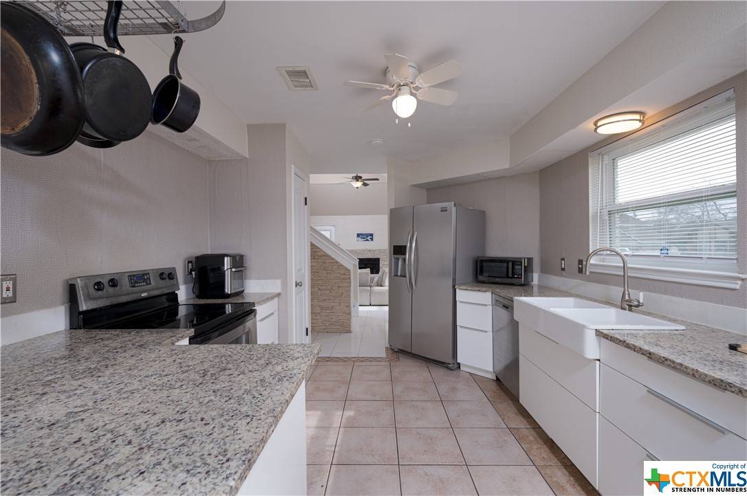 SimplySoldTexas's tweet photo. Take a look at 2710 Copperhead in Killeen.  Home comes fully furnished and everything you see pictured will be included with the home!!  Furniture, Beds, TVs, tables, and more!

https://t.co/OY9rcmhr7X https://t.co/qso8xNpDfk