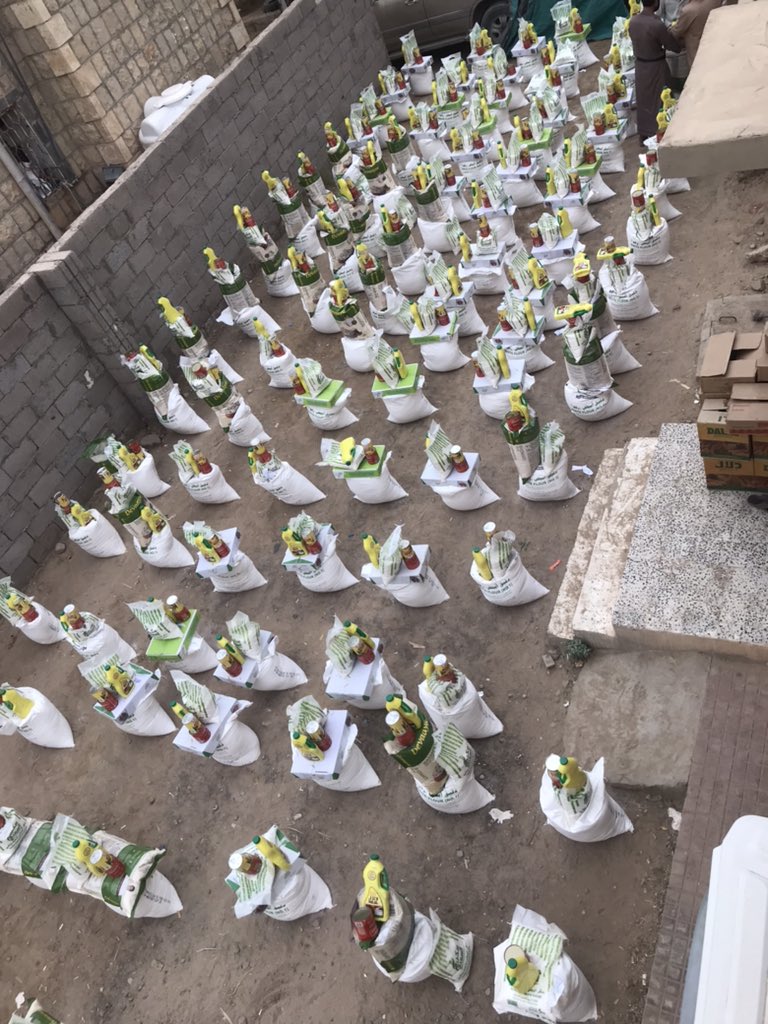 نفذ منتدى وهج الجمهورية، اليوم الثلاثاء، مشروع توزيع السلة الغذائية الرمضانية للنازحين في محافظة مأرب.

وشمل المشروع، الذي يتكون من سلة غذائية متعددة الأصناف، عدد (200) أسرة، من الأسر النازحة والمتضررة في مخيمات النزوح بمحافظة مأرب.

#وهج_الجمهورية