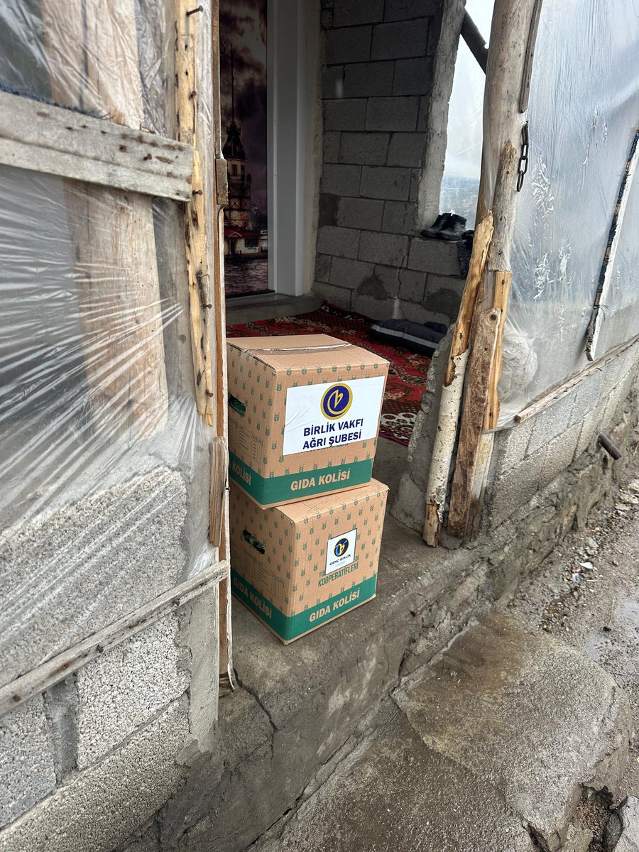 birlikvakfi04's tweet photo. Kıymetli bağışçılarımızın desteğiyle ilk koli dağıtımlarımızı gerçekleştirdik. Daha sonrasında koli dağıtımları yerine yönetim kurulu kararıyla ihtiyaç sahibi ailelerin kendi ihtiyaçlarına göre alışveriş yapabilmeleri için alışveriş kartı alarak  ulaştırdık ve devam ediyoruz... https://t.co/EqYfdG1Mje