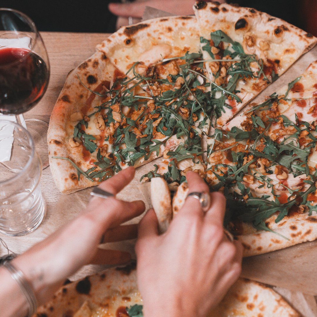 🍕 Craving a slice of heaven? Look no further than The Pizza Room! Swing by this Tuesday and treat yourself to our mouthwatering pizzas and delectable dishes🌟 

#ThePizzaRoom #ItalianPizza #HomemadePizza #PizzaLondon #Hackney #MileEnd #Poplar #SurreyQuays #NewCross
