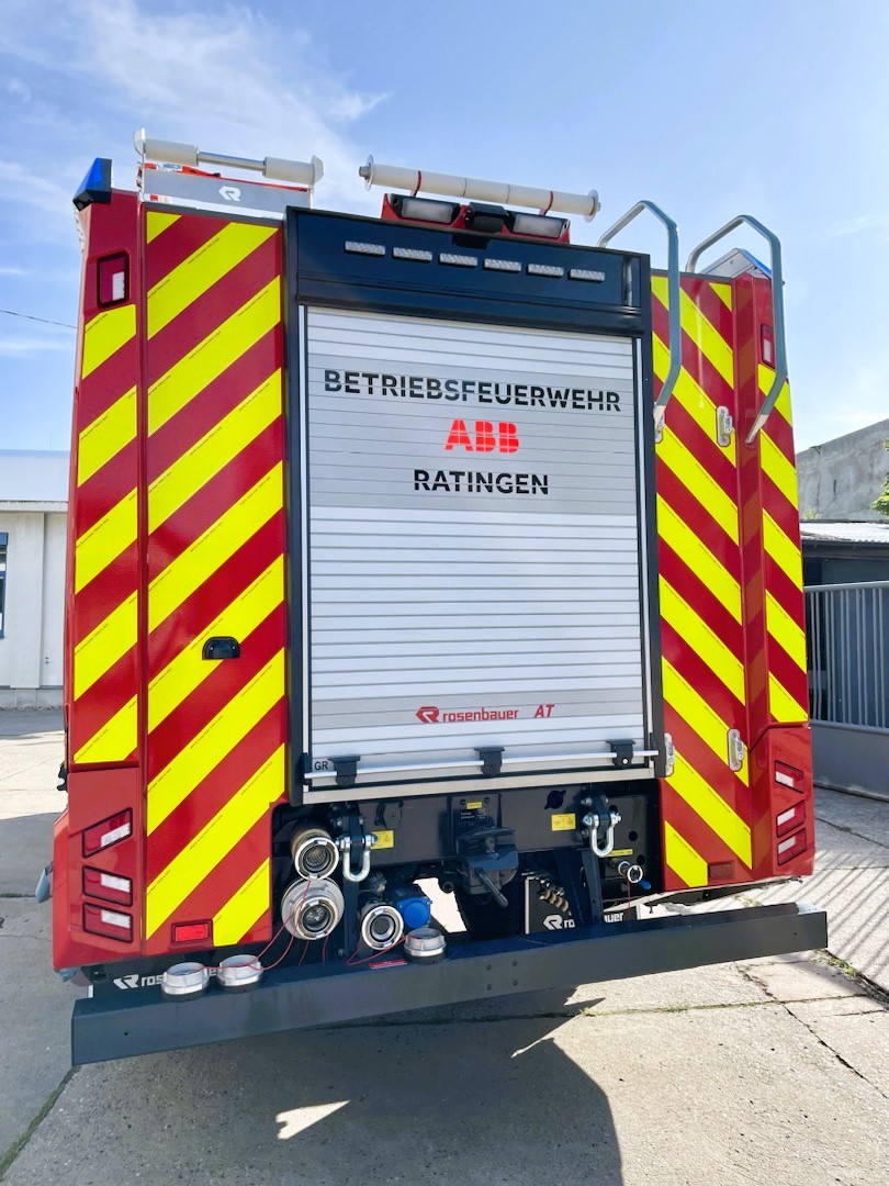 lucktronxtc's tweet photo. Stolz und Stil vereint: LUK-DESIGN sorgt für auffällige Beschriftung bei den #Feuerwehrfahrzeugen von #Ratingen & #Nittenau. Ein Hoch auf unsere Helden in Rot, die nun mit extra Sichtbarkeit sicherer unterwegs sind! fire #Feuerwehr #Sicherheit #DesignMitVerantwortung #lukdesign https://t.co/TflmWXlit1