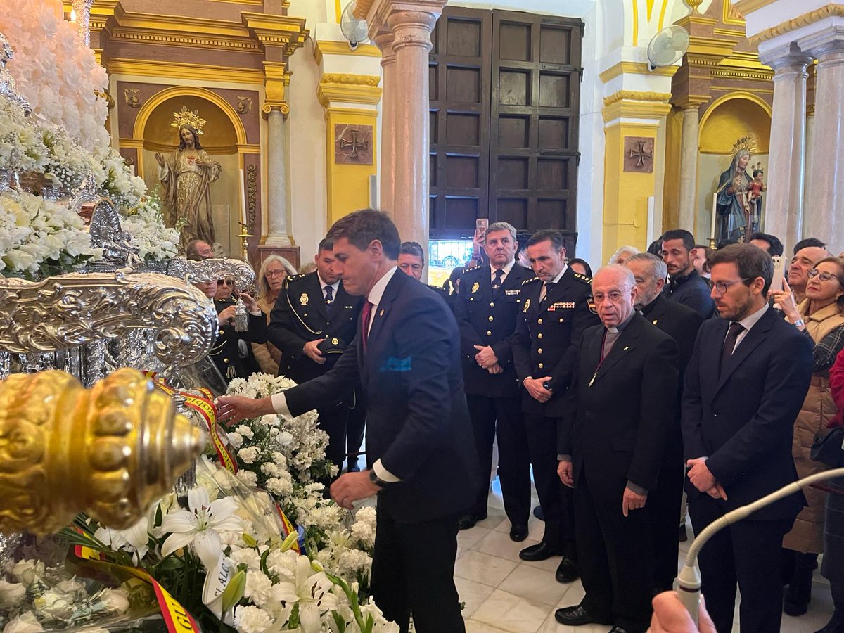 El subdelegado del Gobierno en #Sevilla, @CurryToscanoR, junto a @policia y al delegado del Gobierno en #Andalucía, @PedroFdezGob, durante la visita y ofrenda floral este #MartesSanto a la @Hdad_SanBenito. #MSSanBenito24