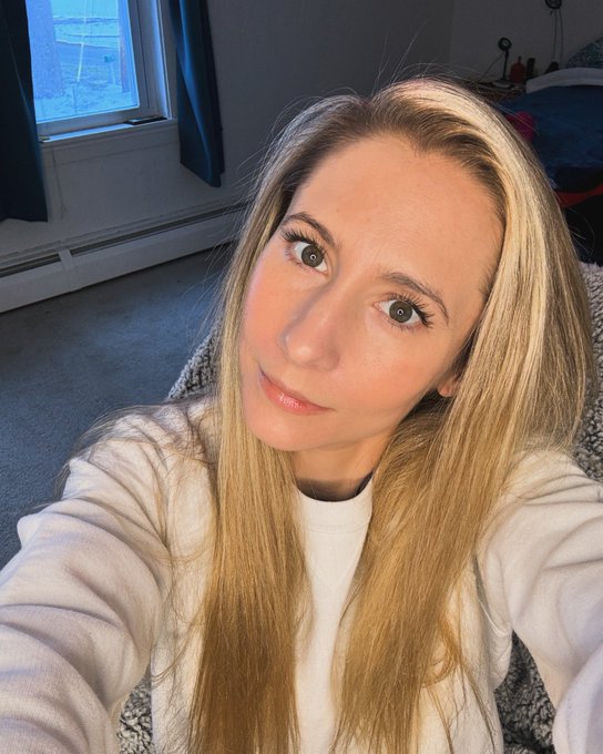 Cozy day here in snowy #newengland https://t.co/eXlObvXunP<a href="/tag/newengland"class="tags">#newengland</a>