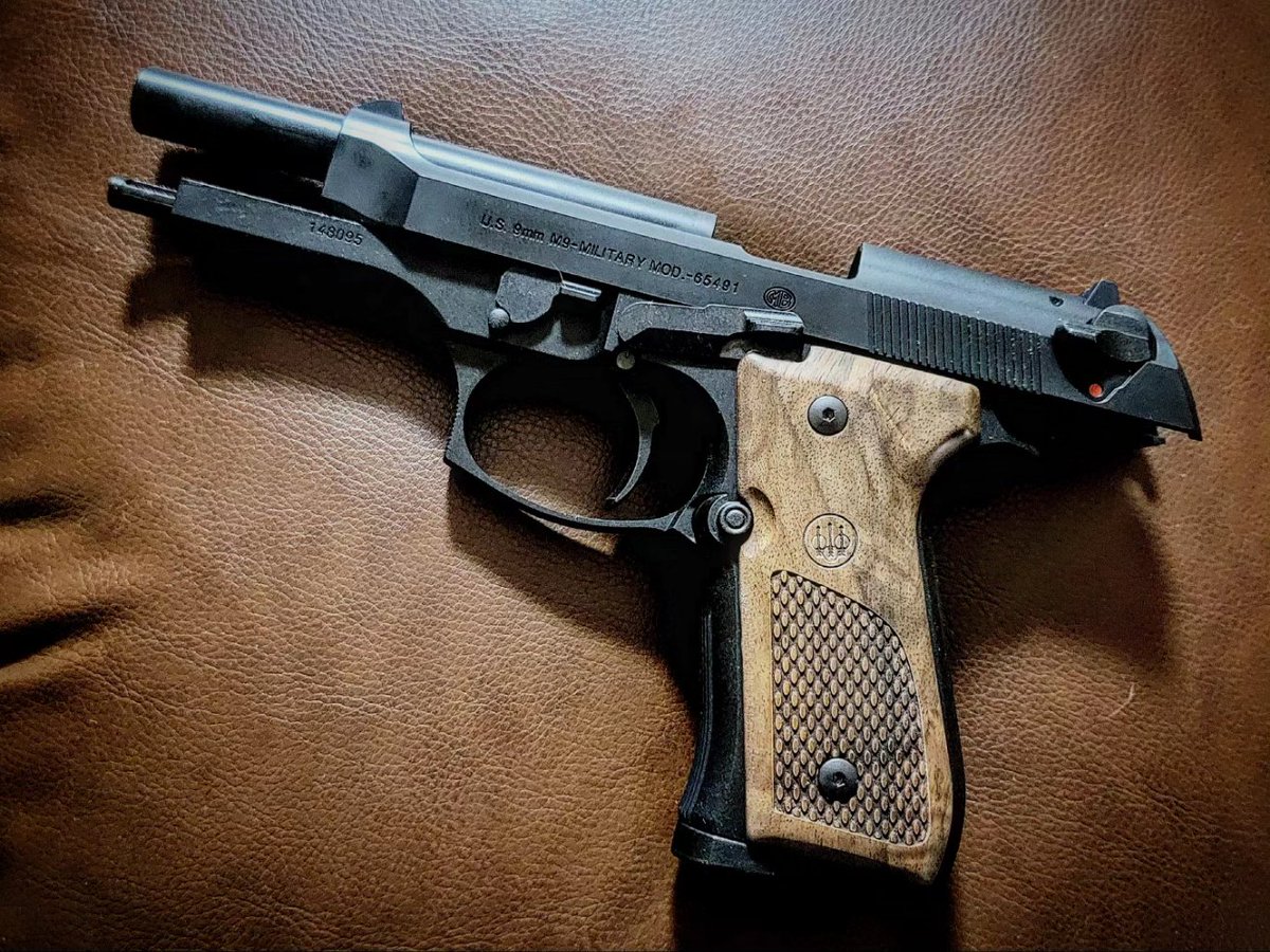 chomokosan_0220's tweet photo. Beretta純正の木グリに交換
ポン付けにもほどがあるくらいピッタリサイズです🙆🏻♀️
#USM9 #エアソフトガン https://t.co/XcAKhPNlk6