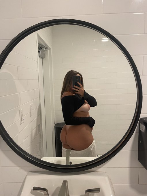 Had to show off my date night fit and what&rsquo;s underneath  🥂 https://t.co/4reNZD2Al9<a href="/tag/skinnydip"class="tags"><span>#skinnydip</span></a><a href="/tag/bigbooty"class="tags"><span>#bigbooty</span></a><a href="/tag/nudebeach"class="tags"><span>#nudebeach</span></a>