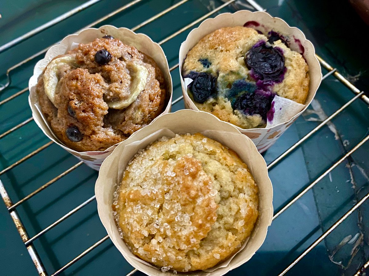 tehnit4's tweet photo. last weekend #midnightbaking madness: blueberry, banana chocochips, and lemon muffins.
gak bisa banget gua ditinggal sendirian kalau bahan-bahan yang dibutuhin pas ada. https://t.co/T4C49OI9Nb