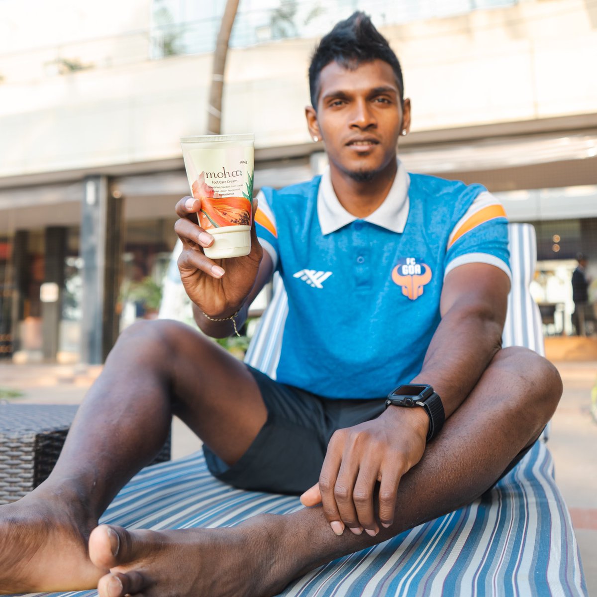 FCGoaOfficial's tweet image. Not letting tired feet hold us back. @themohalife: foot cream ensures our Gaurs are ready to conquer the pitch! 🦶🏻⚽️

Shop now: moha.co.in 

#footcare #themohalife #dryness #crackedfeet #callus #dailyregime #skincare #daycare #nightcare #football #indianfootball