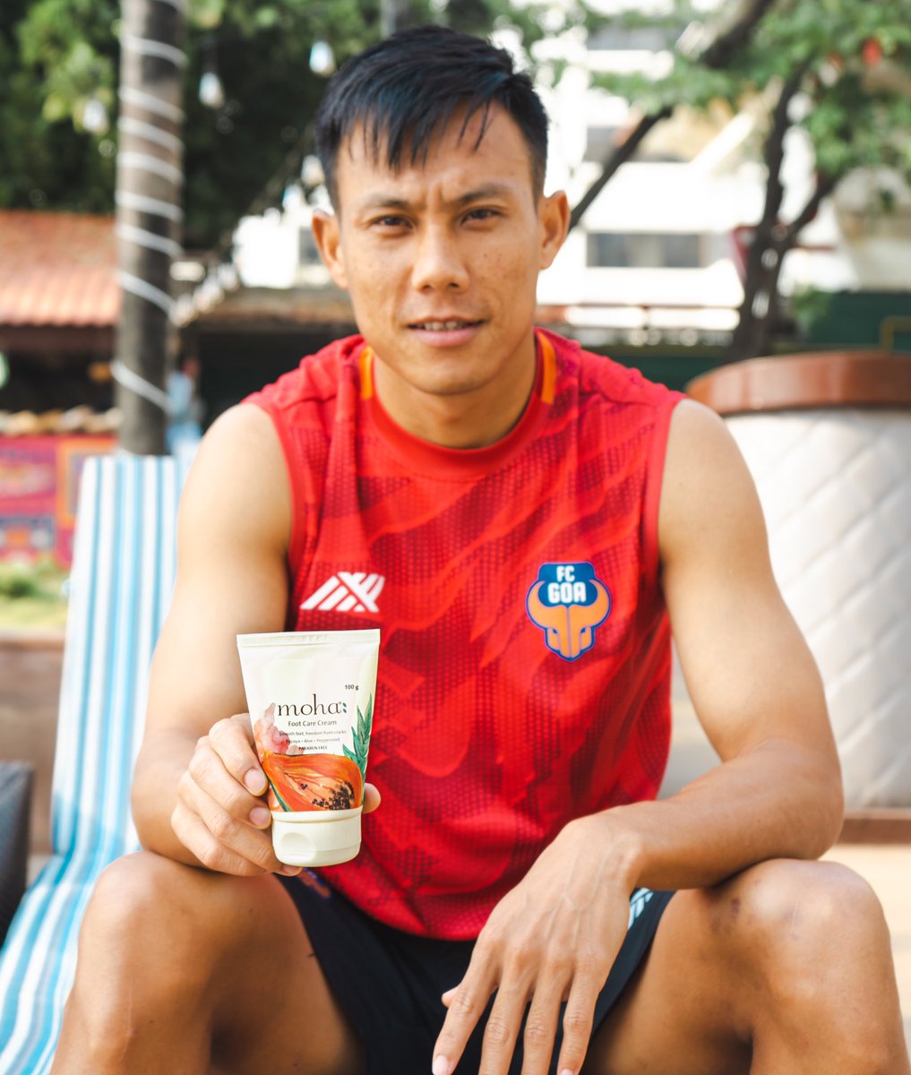 FCGoaOfficial's tweet image. Not letting tired feet hold us back. @themohalife: foot cream ensures our Gaurs are ready to conquer the pitch! 🦶🏻⚽️

Shop now: moha.co.in 

#footcare #themohalife #dryness #crackedfeet #callus #dailyregime #skincare #daycare #nightcare #football #indianfootball