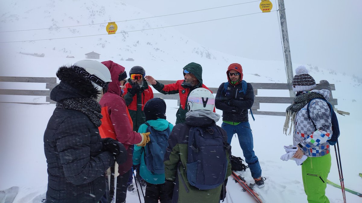 mchambru's tweet photo. 📌 À @Valfrejus @hautemaurienne ce matin sous la 🌨️ et à ⛷️

👉 Action de médiation scientifique "Forêts en scène" @LabexITTEM avec @ONF_Officiel pour parler des enjeux des 🌳 de #montagne face aux changements climatiques https://t.co/LWqVifAbFJ