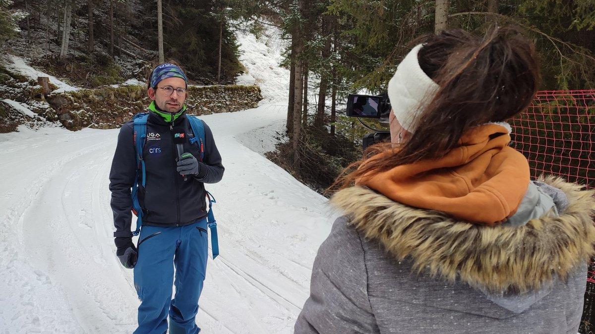 mchambru's tweet photo. 📌 À @Valfrejus @hautemaurienne ce matin sous la 🌨️ et à ⛷️

👉 Action de médiation scientifique "Forêts en scène" @LabexITTEM avec @ONF_Officiel pour parler des enjeux des 🌳 de #montagne face aux changements climatiques https://t.co/LWqVifAbFJ