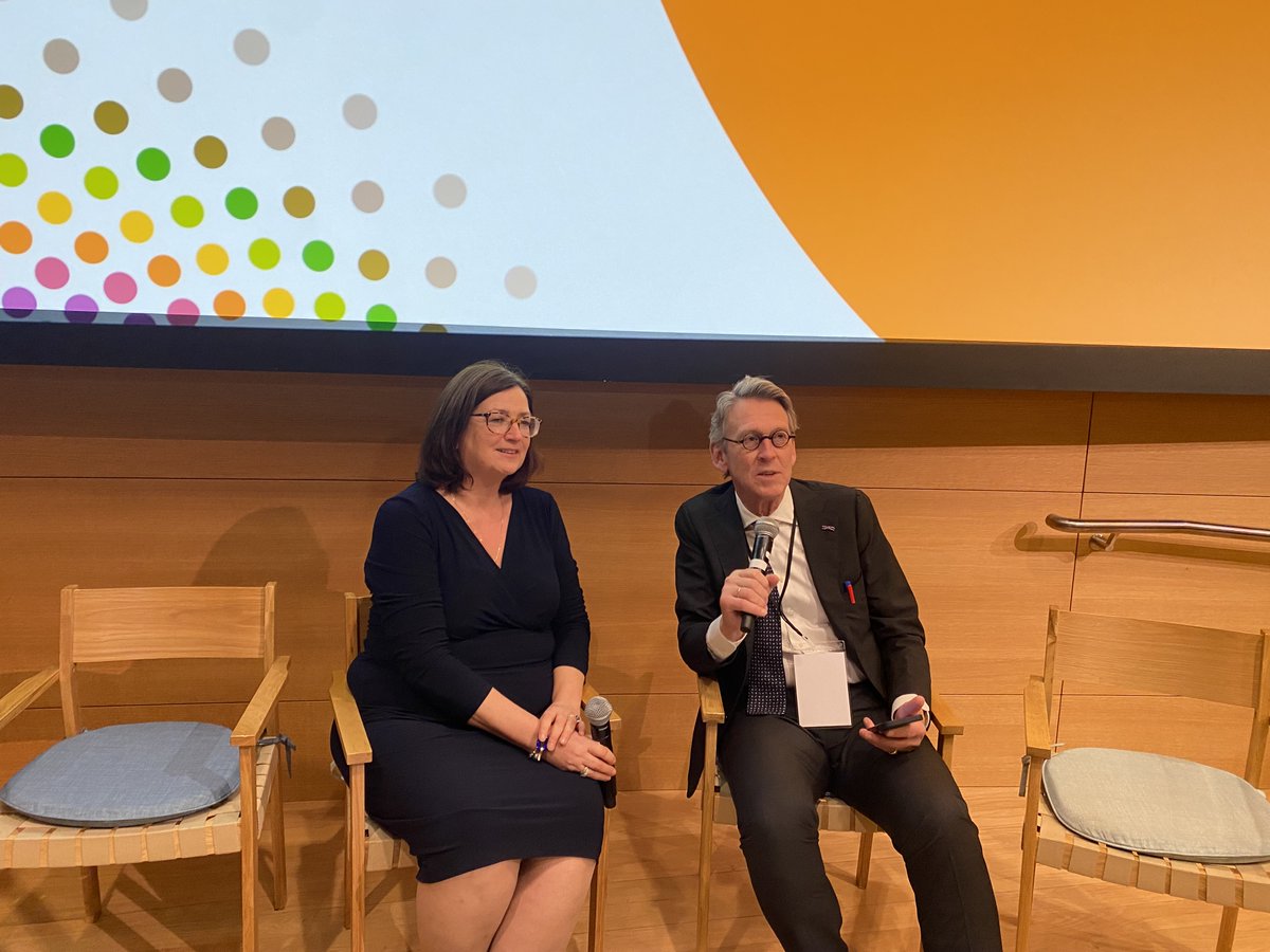 .@ministervVWS shares with @PhilipALZ that the focus for the Netherlands is three-fold: to eradicate dementia, to ensure everyone receives good, tailored care, and to undertake more research.