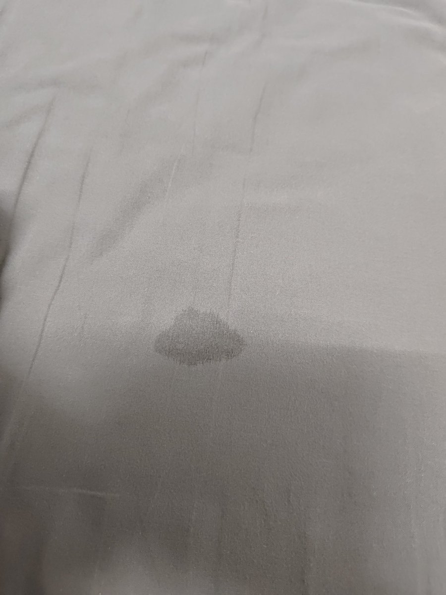 昨晚酒后，想野战，找了河南岸公园和成语公园，都没有找到合适的地方，结果回家，这么大的垫子都接不住老婆的淫水，野战多好，野战就不用洗垫子了