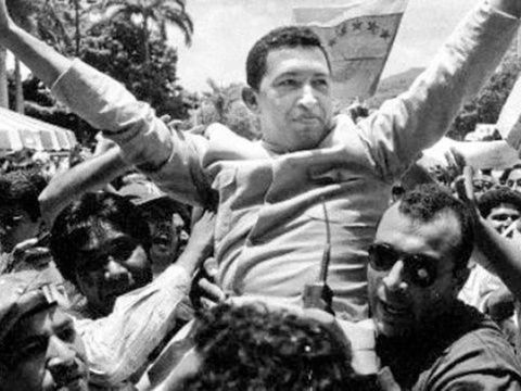 Hoy hace 30 años el pueblo aguardaba al Comandante Chávez para agradecerle su gesta heroica, y dejo un mensaje claro “Me voy a las catacumbas a acompañar al pueblo'.  El que entendió, entendió 'La esperanza está en la calle' con @NicolasMaduro #ForjandoElCaminoDeBolívar