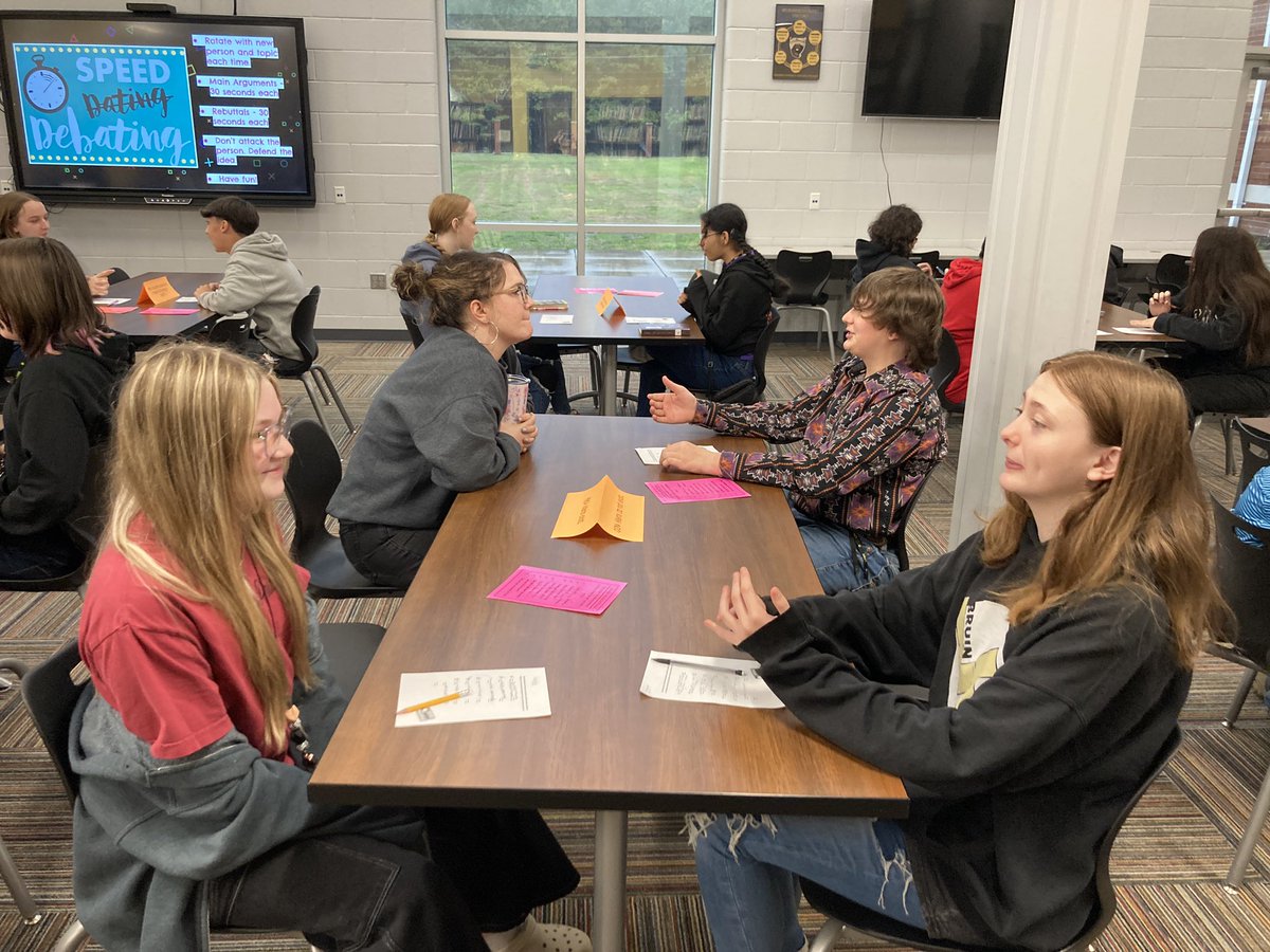 LFMS_Library's tweet image. Grizzly Speed Debates in the Library! 💛🖤