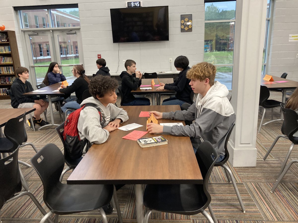 LFMS_Library's tweet image. Grizzly Speed Debates in the Library! 💛🖤