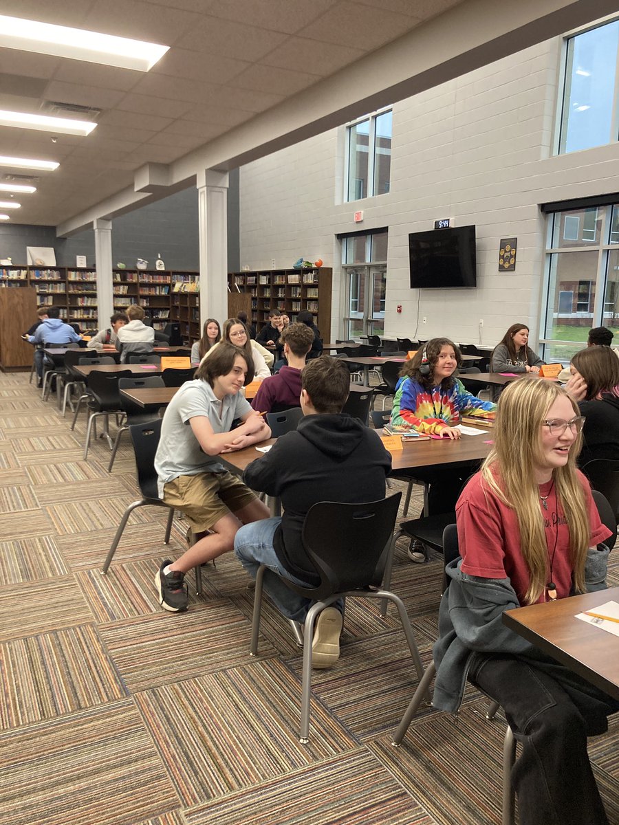 LFMS_Library's tweet image. Grizzly Speed Debates in the Library! 💛🖤