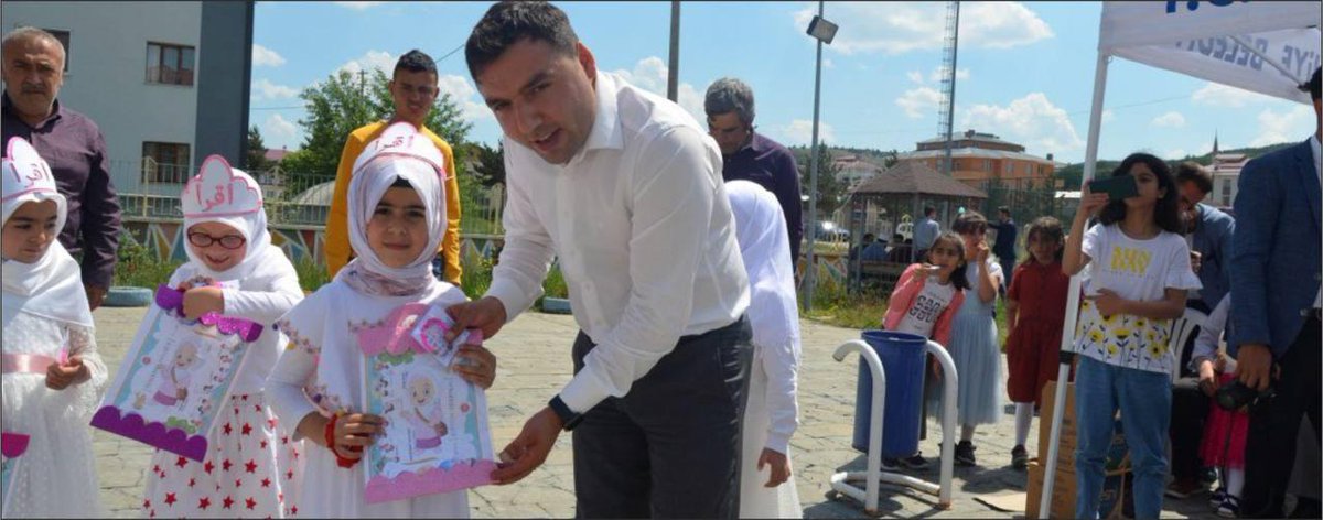 Bu zat-ı muhterem şimdi güzel İzmir'in güzel Karaburun'una belediye başkanı olmak istiyor. Layık olduğu cevabı alacak. Zaten fotoğrafın kendisi "kentinizi de çcuklarınızı da bana emanet etmeyin" diyor.