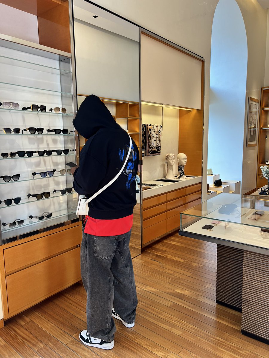 ADEMOLAPRINCE19's tweet photo. No face no case 🥶 https://t.co/shx6cVYKPB