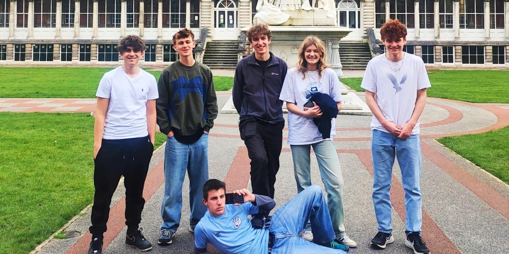 🎉🏆 Congratulations to our amazing group of 6.1 Physicists and their teachers for their victory at the Satro Grand Final at @RoyalHolloway! 🎉🏆In this challenging STEM problem-solving championship, our team triumphed over seven other teams! 💪 #YourEsher #PhysicsALevel
