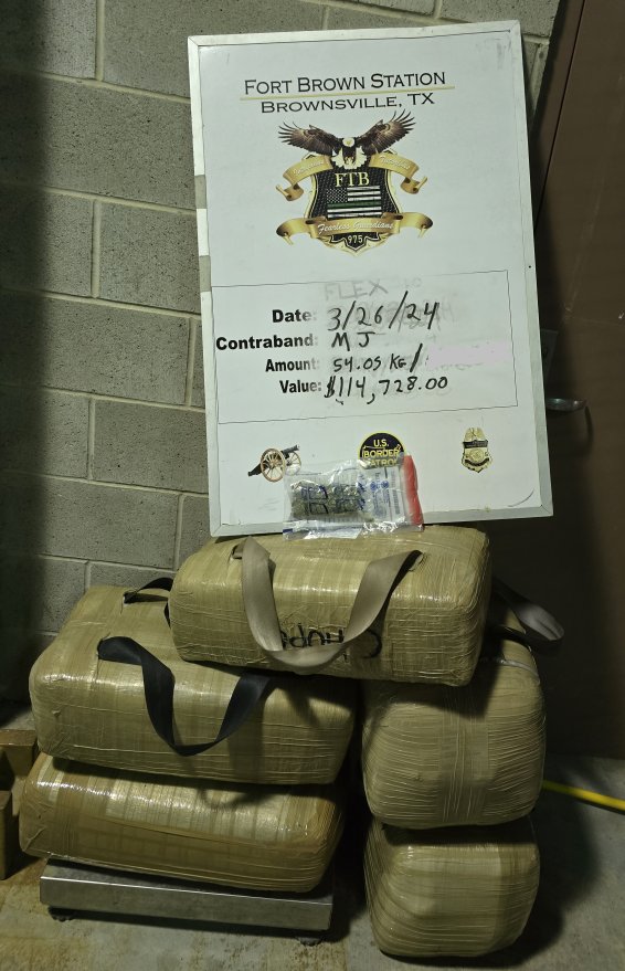 Fort Brown Border Patrol Agents responded to a drawbridge activation with five subjects carrying bundles near the “SSI Canal” in Brownsville, Texas (Zone 20). Agents apprehended one subject and seized 119 lbs of marijuana. #RGV #BorderSecurity #USBP