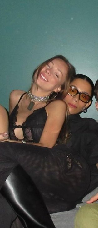 deadpoetstan's tweet photo. ester exposito ha una ragazza

sono entrambe due bone pazzesche nulla da dire

CHE CARINE https://t.co/EUhV9C6WOG