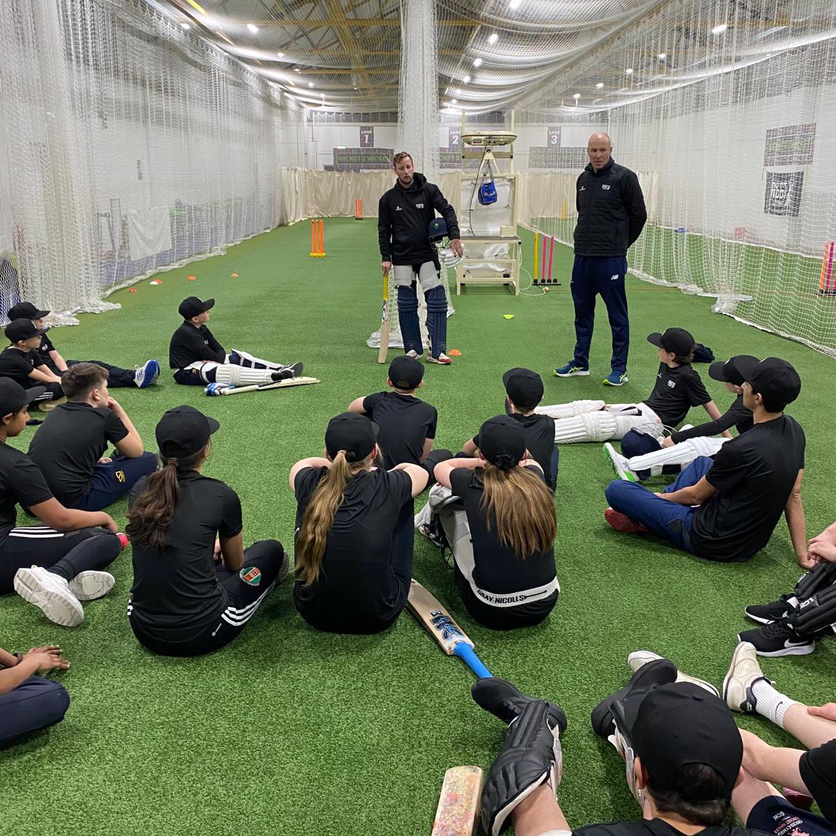 We’ve had a special visitor at our Specialist Spin Bowling Clinic… 🤩 🔥 Billy Root dropped by for a Q&A session with our players! An incredible opportunity to learn from the @GlamCricket ace 👊 🏏 #r66tacademy