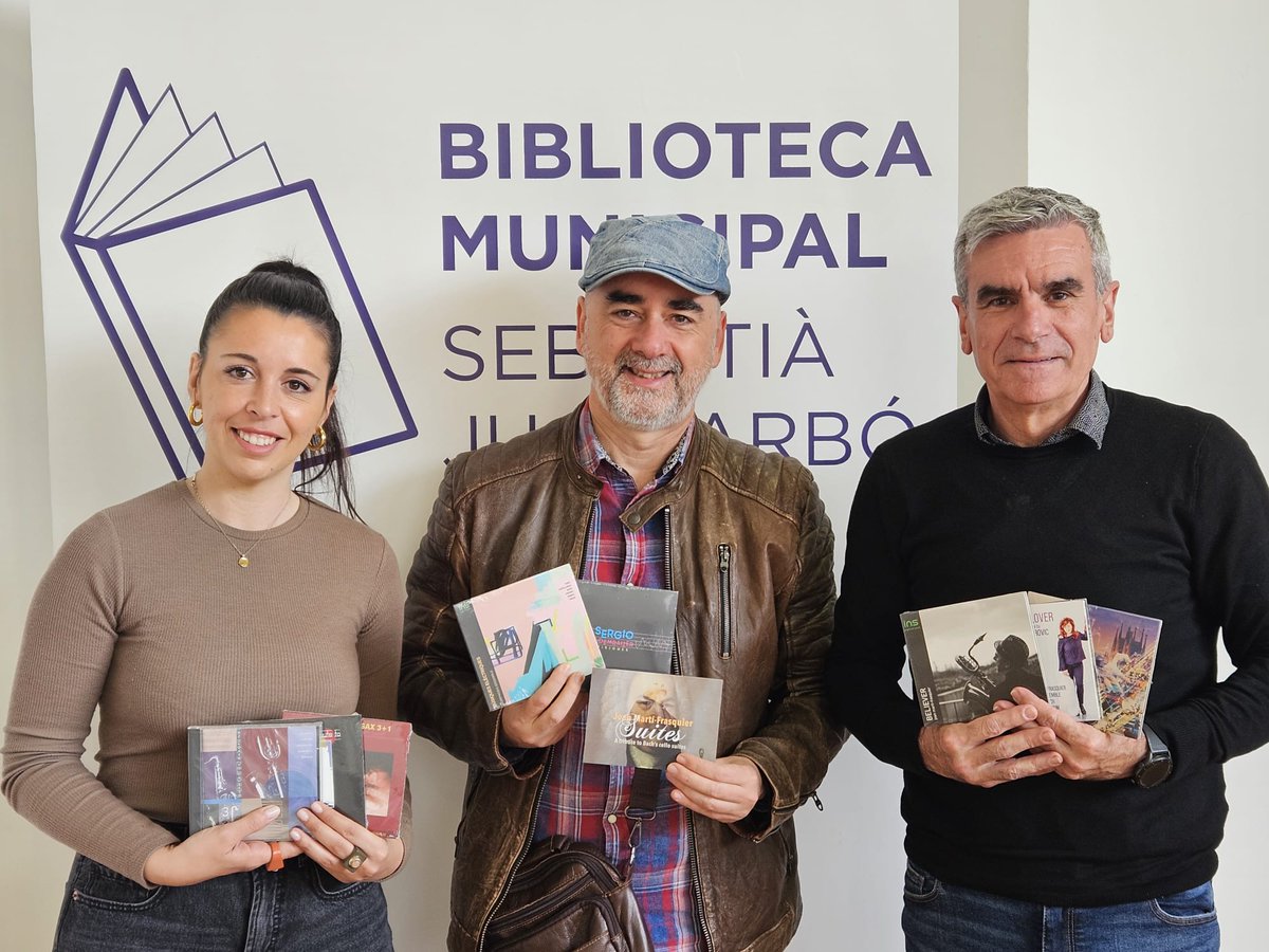 BiblioRapita's tweet photo. Avui, el saxofonista rapitenc Joan Martí-Frasquier, ha fet donació, a la @BiblioRapita , de 8 CD's que recullen el seu bagatge musical com autor i, també, diverses col·laboracions. Aviat estaran disponibles a la Col·lecció Local. Moltes gràcies, Joan!
#CulturaRàpita24 https://t.co/eVZJtUvELB
