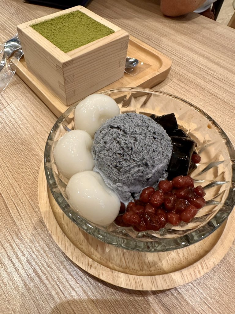 bongtao's tweet photo. Miyuki 美雪 บรรทัดทอง

ยกให้เป็นไอติมงาดำที่อร่อยที่สุดในประเทศไทยตอนนี้ เนื้อไอติมเป็นแบบมีเม็ดงาดำบดหยาบเพิ่ม texture เคี้ยวกรึบๆและความหอมของงาดำ จะไม่ใช่แนวครีมมี่เนียนๆ เสิร์ฟกับเฉาก๊วย ถั่วแดง ชิราทามะดังโงะ ถ้วยนี้ 129 บาท แรงหน่อยแต่ดีมาก มาซ้ำแน่นอน ใกล้ออฟฟิศ สบายละ https://t.co/u0JGmRZG2r