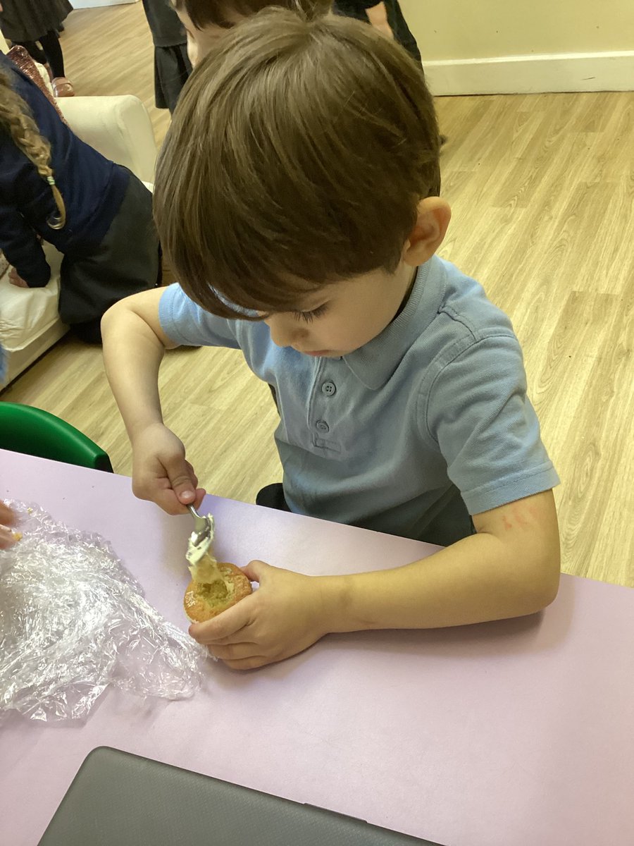 The busy bees enjoyed making butterfly buns today 🦋