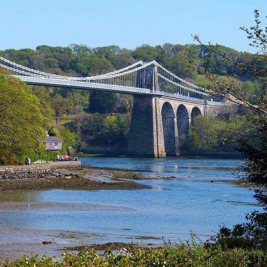 Mae'r wyliau Pasg a bydd yr Amgeuddfa Pontydd y Menai ar agor yfory a dydd Iau 10-4yp.
It's the Easter Holidays and the Menai Bridges Museum will be open tomorrow and Thursday 10-4pm.
Mwy o wybodaeth yn/More information at: menaibridges.co.uk/visit/