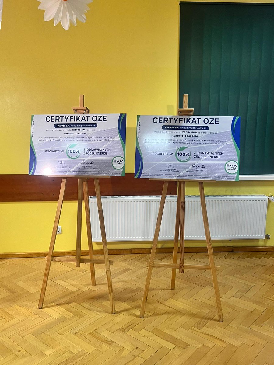 ZEPAKSA's tweet photo. Wręczenie zielonych certyfikatów dla gminy Kazimierz Biskupi ✅⚡️
Gmina Kazimierz Biskupi jest jednym z beneficjentów prowadzonego przez GK ZE PAK procesu transformacji. 
Dowiedz się więcej👉 https://t.co/6e1WmcbzLO https://t.co/5SKawjMw5M