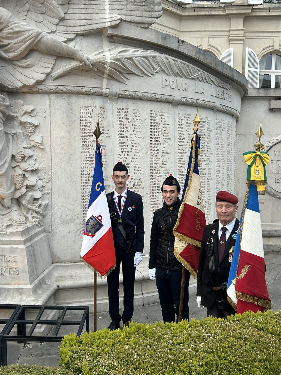 Hier, le drapeau Rhin et Danube était présent à @villeepernay pour la prise de fonction du nouveau sous-préfet d’Epernay Emmanuel Auber. Deux élèves de la Classe Défense étaient porte-drapeaux à cette occasion.