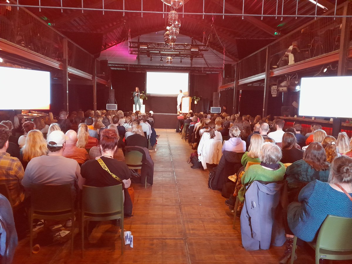 Een bomvolle zaal bij EM2 Groningen, waar <a href="/Terwille/">Terwille</a>, <a href="/LegerdesHeilsN/">LegerdesHeils Noordoost</a> en <a href="/GGDGroningen/">GGD Groningen</a> met behulp van <a href="/gem_groningen/">Gemeente Groningen</a> een kennismiddag organiseren over prostitutie en mensenhandel.

Indrukwekkende verhalen van ervaringsdeskundigen en kennisuitwisseling tussen zorgprofessionals!