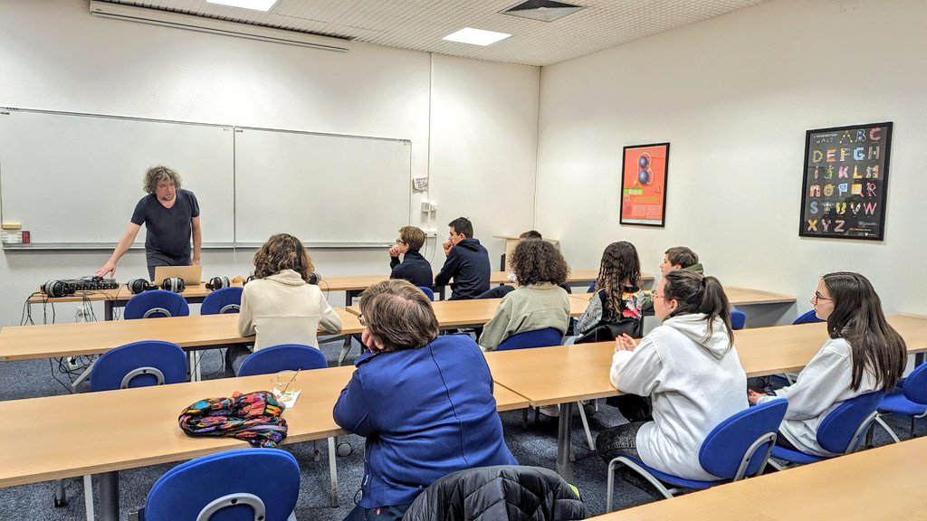 Centre Inria de l'Université de Lorraine (@inria_nancy) on Twitter photo 👂 Romain Serizel <a href="/RSerizel/">Romain Serizel</a>, maître de Conférence <a href="/Univ_Lorraine/">Lorraine</a> <a href="/labo_Loria/">Loria</a>, transportent les élèves dans une expérience sonore immersive pour mieux comprendre les contours du son et du traitement sonore grâce à un simulateur de pertes auditives.
<a href="/MAThenJEANS/">MATh.en.JEANS</a> 👂 Romain Serizel <a href="/RSerizel/">Romain Serizel</a>, maître de Conférence <a href="/Univ_Lorraine/">Lorraine</a> <a href="/labo_Loria/">Loria</a>, transportent les élèves dans une expérience sonore immersive pour mieux comprendre les contours du son et du traitement sonore grâce à un simulateur de pertes auditives.
<a href="/MAThenJEANS/">MATh.en.JEANS</a>