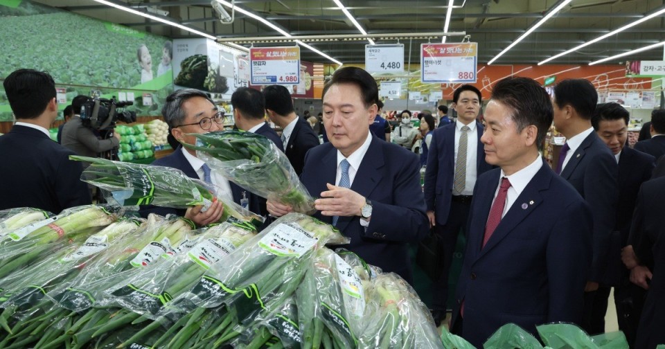 평소에 잘하시지!
대파 875원 소동을 보면서
대통령이 홍보사진보다 진짜 민생정책에 전념하길 바란다.
선거를 코앞에 두고 전국을 돌면서 선심정책 내는건  누가봐도 선거운동이다
대파소동은 장바구니 물가 폭등에 시장가기 겁나는 주부들
염장 지르는 건가!
툭하면 지난정부때 더했다고
변명하는데,