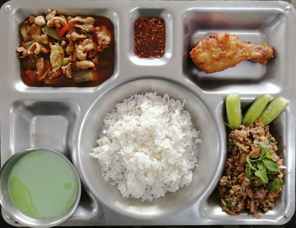 Ib11stmc's tweet photo. " อิ่ม​ อร่อย​ ตามหลักโภชนา "
เมื่อวันที่ 18 ต.ค.66 เวลา 1100 พัน.ร.มทบ.11 โดย มว.สูทกรรม​ ดำเนินการประกอบเลี้ยงให้กำลังพลรับประทานอาหารมื้อกลางวัน​ #ผัดฉ่าไก่ + #น่องไก่ทอด + #ลอดช่องน้ำกะทิ + (เมนูอาหารพิเศษ​ #ลาบหมู)​​ เพื่อสร้างขวัญและกำลังใจให้กับกำลังพล พร้อมรับภารกิจต่อไป https://t.co/xa1kqsPOmq