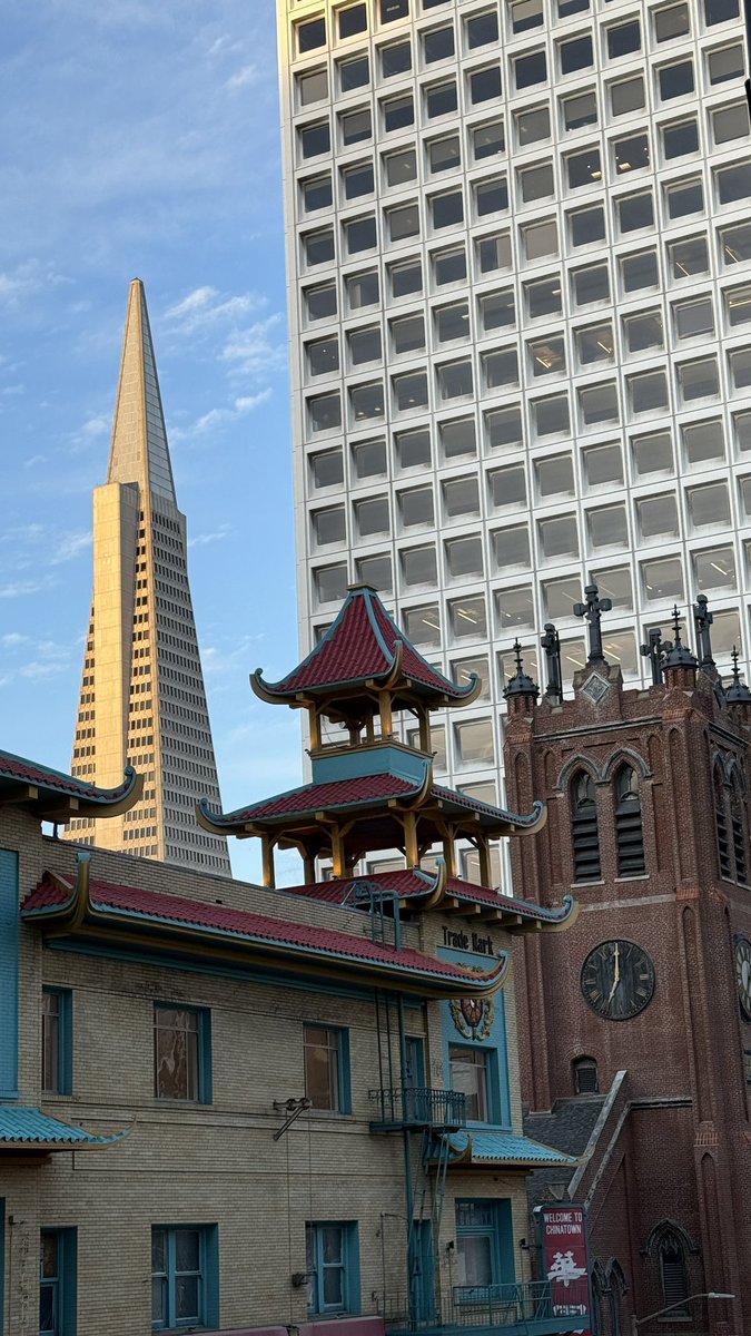 Dedux's tweet photo. After a few people told me they miss my travel pictures and visual post event recaps, will post more pictures again.
Here are impressions in a thread (1/x) from roaming around #sanfrancisco
#pelican #salesforce #chinatown #pacifica #moripoint
Hope you enjoy! 😊 https://t.co/52mV3uVefH