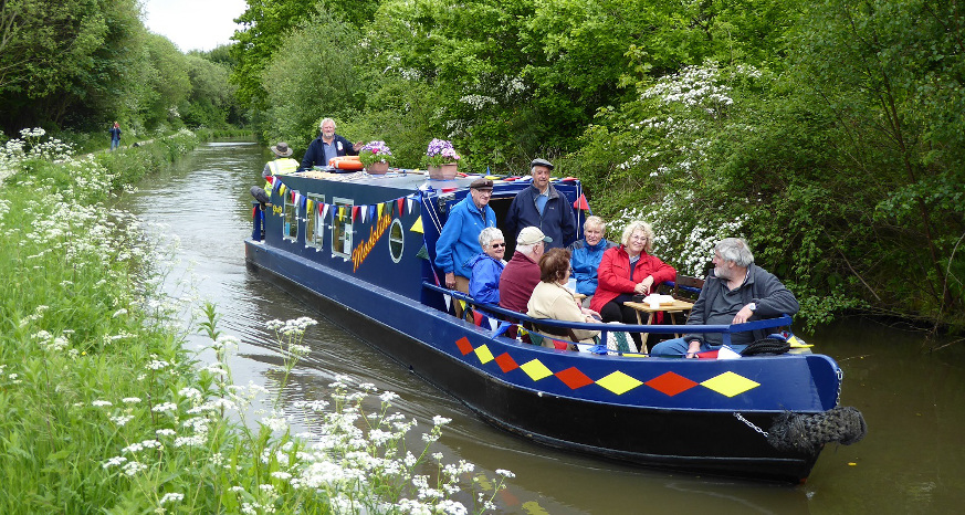 What could be a more romantic spring date than sailing down Chesterfield canal with your loved one?⛴️🥰 See what's on in Chesterfield: chesterfield.co.uk/visiting/events #LoveChesterfield #ChesterfieldEvents