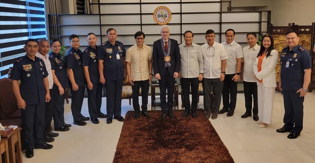 Great to meet with Benjamin Abalos Jr, Secretary of the Department of Interior and Local Government 🇵🇭 The Philippines' strong use of INTERPOL databases consistently produces significant arrests and seizures. This is how we fight back together against organized crime.