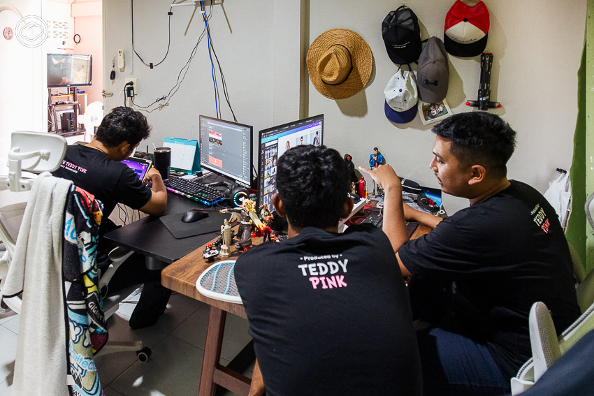 readthecloud's tweet photo. คนใต้ดูได้ คนภาคอื่นดูดี! นี่คือสโลแกนของ #หรอยเว่อร์ ช่อง #TikTok ของกลุ่มเพื่อนมัธยมกว่า 30 ชีวิตที่เจอกันแค่วันหยุด เพื่อทำคอนเทนต์แหลงใต้ นำเสนอวัฒนธรรมท้องถิ่นน่ารัก ๆ ออกสู่สายตาคนทุกภูมิภาค #PageMaker https://t.co/I1HsELCOFq https://t.co/a5vThbElWy