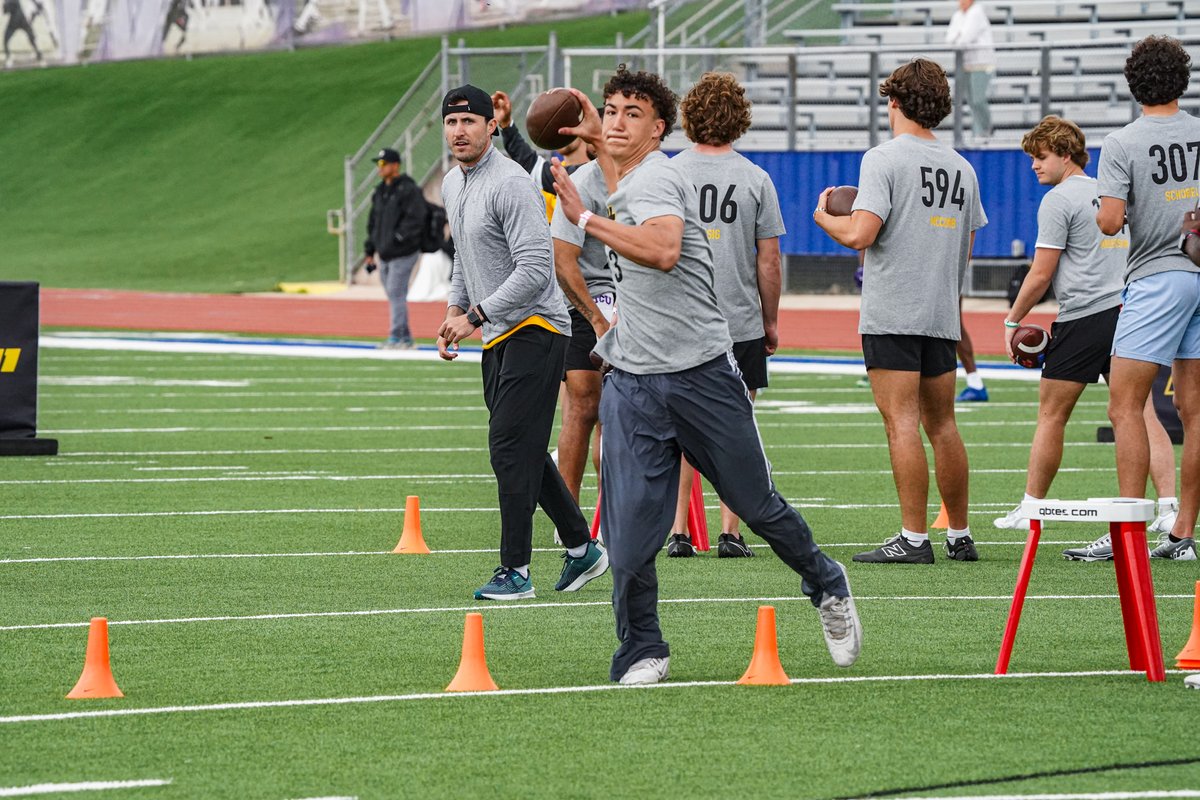 Thread of some arms that caught my eye at the @Elite11 regional this past weekend. 2026 QB Jake Fette out of El Paso is going to be a national name. He's got the goods.