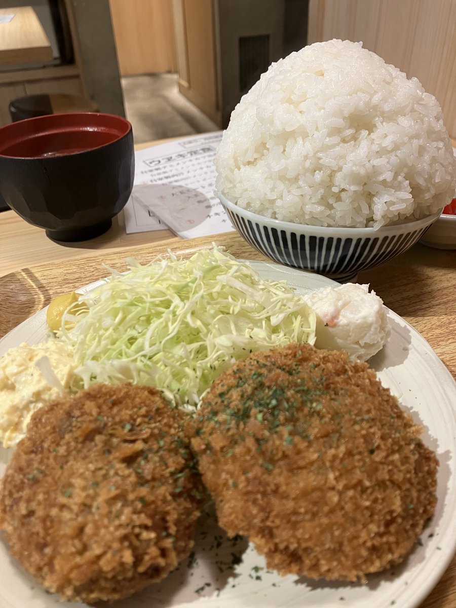 五反田駅　肉のウヱキ。
メンチカツ、ご飯は選べる並・大・高校球児盛り。無論球児とか最高だろ。かりかり衣のメンチは香ばしく、箸を入れれば肉汁吹き出す。粗挽き肉は結構な粗挽き感。
#五反田駅ランチ #五反田駅メンチカツ #メンチカツ #mincedmeatcutlet #foodporn #東京美食