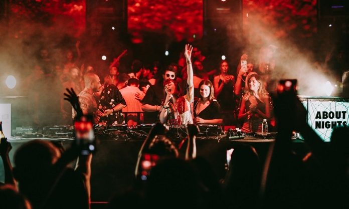 İzmir'de bekarlığa veda partisi yapmak isteyen 8 kişilik erkek grubu, eğlence mekanına alınmayınca Türkiye İnsan Hakları ve Eşitlik Kurumu'na başvurdu.
  
'Sadece erkek alamıyorum' diyen işletmeye cinsiyet temelinde ayrımcılık yasağını ihlal ettiği gerekçesiyle 80 bin lira idari