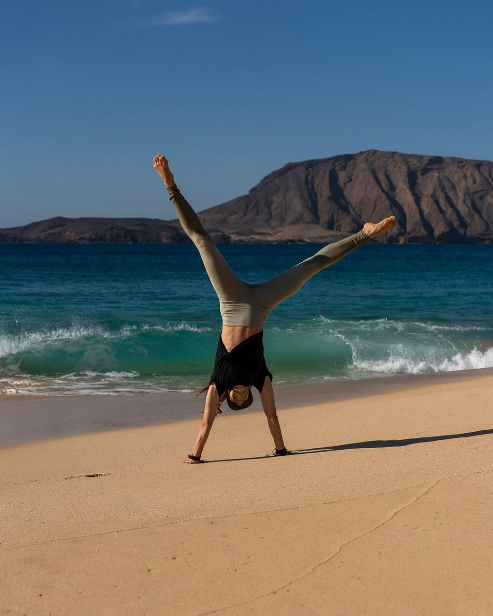 Este momento grita 🌊 L I B E R T A D 🌊 #PlayaDeLasConchas 🐚 ¡A disfrutar de la Semana Santa! ☀️  #visitlagraciosa #elparaisoexiste  Espectaculares imágenes de 📸 @keepenchanted 💛 #lagraciosa #lagraciosaisland #islascanarias #canaryislands #latituddevida