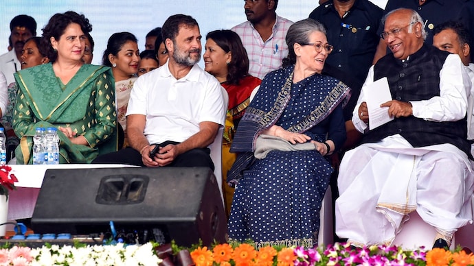 BIG BREAKING 🚨 Congress party to launch carpet bómbing from the first week of April. Rahul Gandhi to lead the campaign alongwith Priyanka Gandhi & Mallikarjun Kharge. They will campaign in each of the 53 seats from first phase & similar strategy will be followed in further…