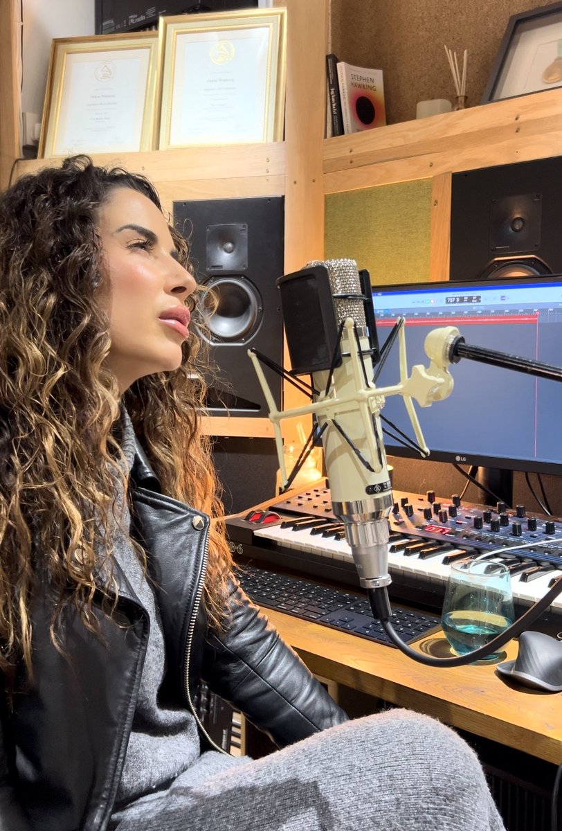 Such a great interview with <a href="/MusicProd4Women/">Music Production for Women</a> the other night. Xylo really got me with that question 🤯😆😅. Big thanks for having me 🙏🏼. Full podcast coming soon!

#music #musicstudio #womenproducers #songwriting #songwritingtips #musicindustry #musicindustrytips