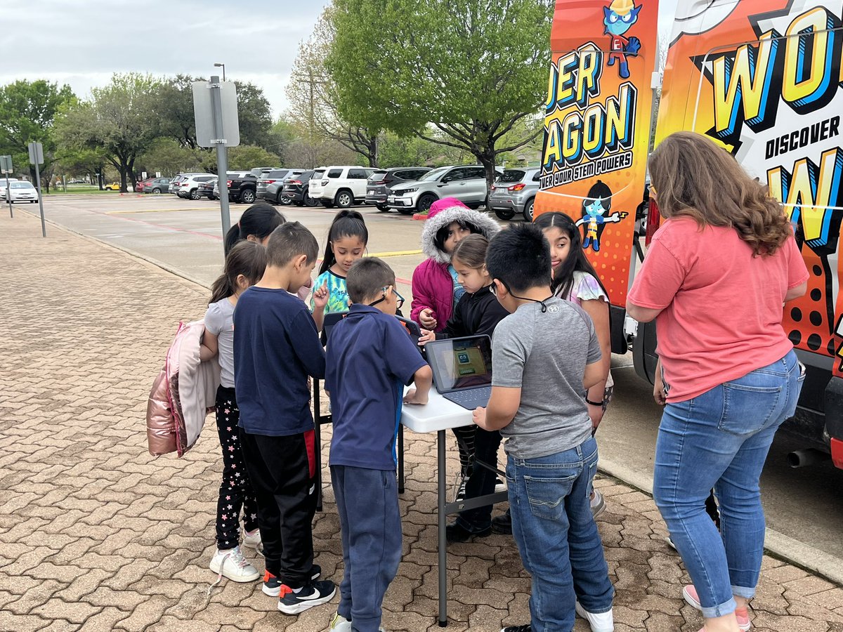 It’s Wonder Wagon day @Central_ES . Look at our young engineers hands on learning. @Lori4teachers @shaunna_buck @KristenVFisher