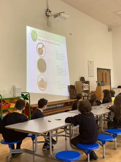 🥰Gwych i ymweld â @ysgoldyffrynyr1 wythnos yma! Da iawn pawb am eich gwaith gwych ar eich ail ymweliad eleni! 🍫Our second visit this year to @ysgoldyffrynyr1. This time learning about cocoa and deforestation and forest-friendly solutions like #Fairtrade - da iawn pawb!