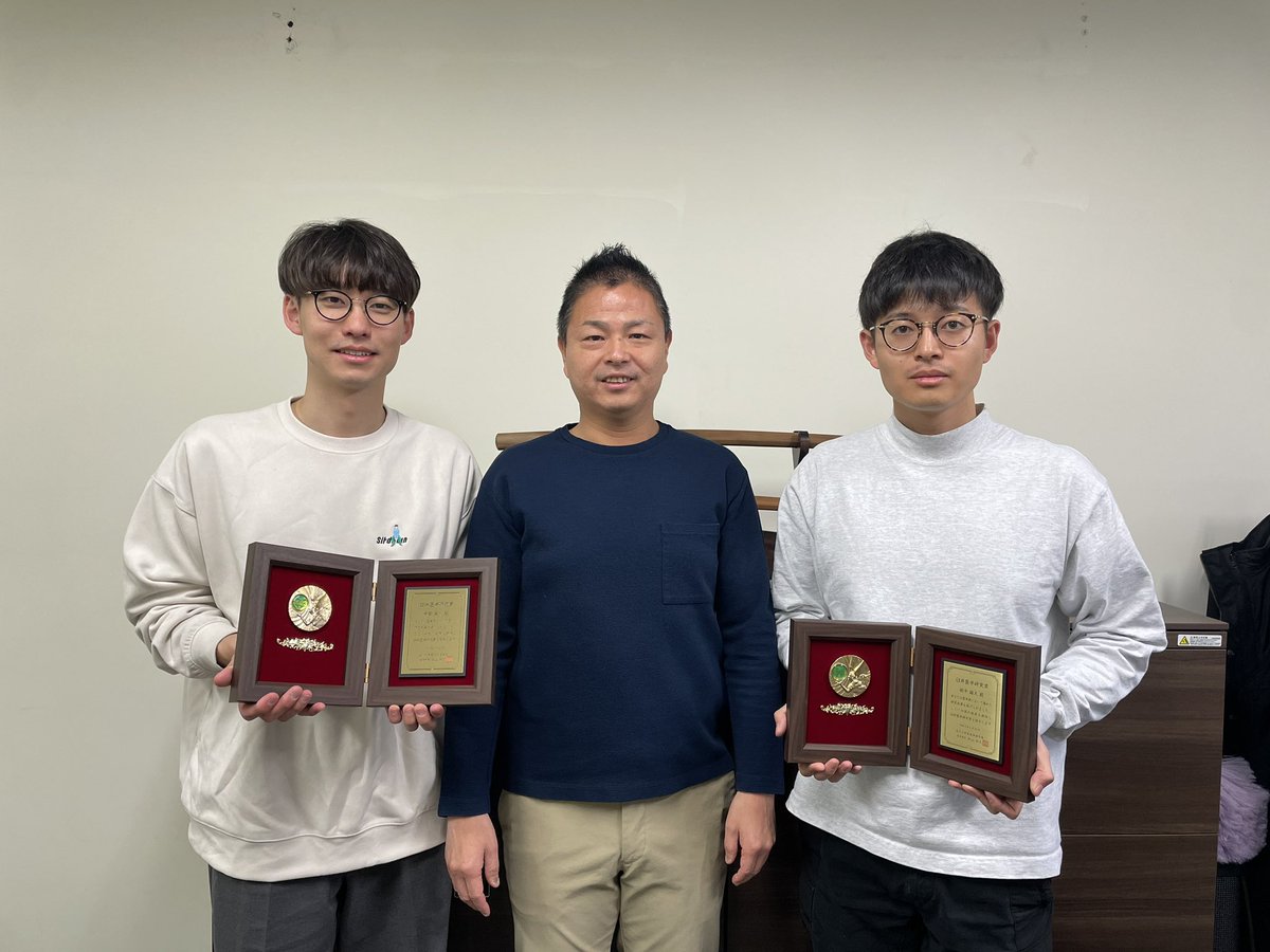 machaaki_lab's tweet photo. 医学類6年の田中と中田です。
この度、卒業に際して、臼井医学研究賞を受賞いたしました🏅
6年間、二人三脚で研究に励んできたことが評価されて嬉しいです！
ご指導・ご支援いただいた先生方、ラボメンバ一の皆さん、ありがとうございました！ https://t.co/e7uuoJukdU